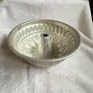 Aluminum Vintage Silver Bundt Baking Pan